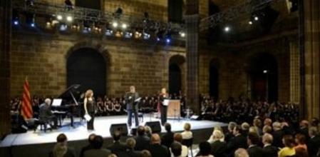 Acto institucional de la Diada en la Llotja de Mar. En el escenario, los actores Clara Segura, Pere Arquillué y Emma Vilarasau