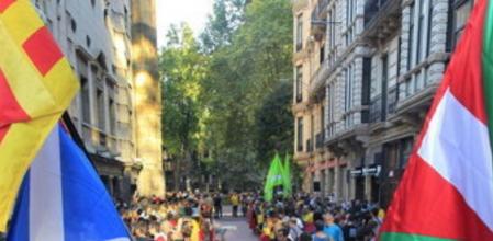 Cientos de personas durante su participación en la formación de una 
