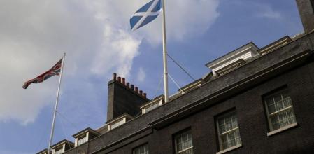 La bandera de Escocia ondea en Downing Street