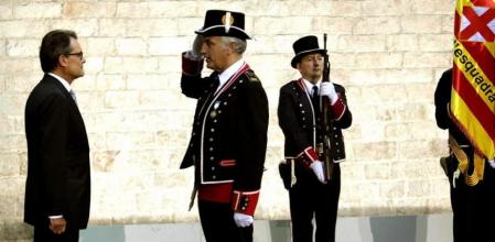 El president de la Generalitat, Artur Mas (i), recibe novedades de la formación de Mossos d'Esquadra a su llegada al Fossar de les Moreres donde se ha celebrado una ofrenda floral Crédito: EFE/ Fotógrafo: Toni Albir
