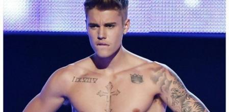 Justin Bieber mirando fijamente al público de la Fashion Rocks después de haberse quedado en calzoncillos en el escenario