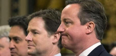 Cameron, Miliband y Clegg acuden a Escocia para frenar el auge independentistas que auguran las encuestas.