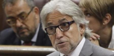 El diputado de CiU Josep Sánchez Llibre, durante su intervención hoy en la sesión de control al Gobierno en el Congreso, en la que ha advertido al presidente del Gobierno, Mariano Rajoy, de que la falta de respuesta del Gobierno ante las demandas de Catalunya traerá consigo desconfianza económica, inestabilidad en los mercados e incrementos de la prima de riesgo, al mismo tiempo que afectará al crecimiento económico y a la creación de empleo.