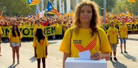 Una chica vota a las 17.14 horas de forma simbólica en una urna.