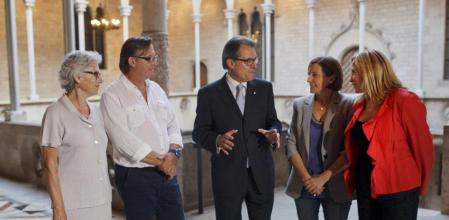 De izquierda a derecha, la presidenta de Òmnium Cultural, Muriel Casals, el presidente de la AMI, Josep Maria Vila d'Abadal, el presidente de la Generalitat, Artur Mas, la líder de la ANC, Carme Forcadell, y la vicepresidenta del Govern, Joana Ortega. Imagen de la Diada
