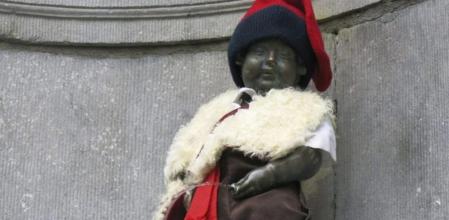 El Manneken Pis de Bruselas vestido de timbaler del Bruc por la Diada