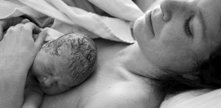 Un madre con su hijo recién nacido, en una imagen de archivo