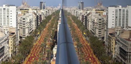 Una parte de la V de la Diada se refleja en un edificio de la Diagonal de Barcelona