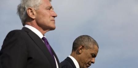 El presidente de Estados Unidos, Barack Obama (dcha), y el secretario de Defensa Chuck Hagel participan en un acto celebrado en memoria de las víctimas de los ataques terroristas del 11S en 2001, en el Pentágono, Washington