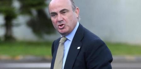 El ministro español de Economía y Competitividad, Luis De Guindos, llega a la reunión de titulares de Economía y Finanzas de la zona del euro (Eurogrupo), en Milán