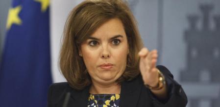 La vicepresidenta del Gobierno, Soraya Sáenz de Santamaría, da la palabra a un periodista durante una rueda de prensa posterior al Consejo de Ministros