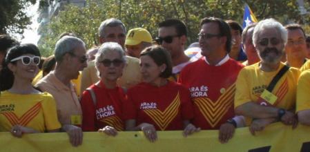 Carme Forcadell y Muriel Casals, en el centro de la pancarta, encabezando la manifestación de la Diada de 2014