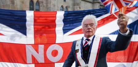 Un manifestante muestra su posición contraria a la independencia de Escocia