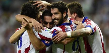 Arda Turan celebra un gol con sus compañeros