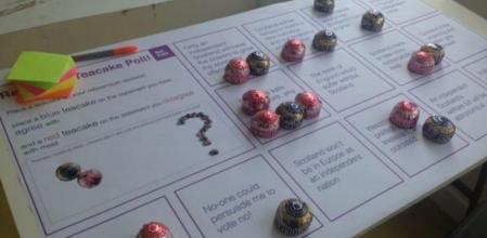 El tablero de juego dispuesto en las mesas del 'Referendum Cafe'