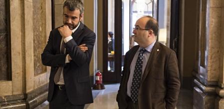 Lucena e Iceta conversan en los pasillos del Parlament