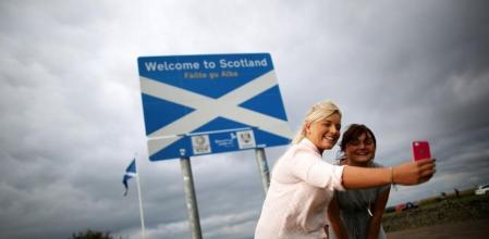 Dos escocesas que regresaban para votar se hacían ayer una selfie en la frontera entre Inglaterra y Escocia