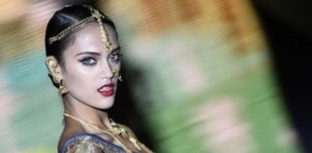 Dalianah Arekion desfila para Andrés Sardá, que ha presentado su colección para primavera-verano 2015 en la Madrid Fashion Week