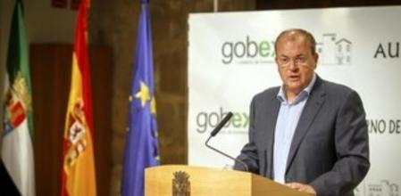 El presidente del Gobierno de Extremadura, José Antonio Monago, durante la rueda de prensa donde ha anunciado una reforma fiscal en la que bajará los impuestos a los extremeños de rentas medias.