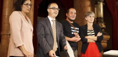 Marta Rovira (ERC), Jordi Turull (CiU), David Fernández (CUP) y Dolors Camats (ICV-EUiA) firman el acuerdo de resolución en favor de celebrar la consulta el 9 de noviembre