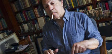 Marías, con su inseparable cigarrillo, sigue usando una máquina de escribir electrónica