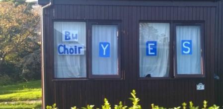 Una pancarta, de las pocas que hay en la islas Hébridas con el 