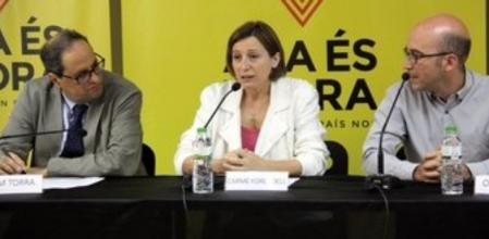 La presidenta de la ANC, Carme Forcadell, al lado del dirigente de Òmnium Cultural Quim Torra y del director de la campaña 'Ara és l'Hora', Oriol Soler