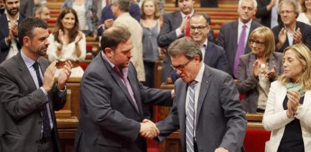 Junqueras saluda a Mas al finalizar la tercera jornada del debate de política general