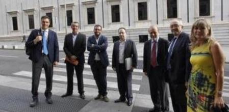 El secretario general del PSOE con los representantes de la industria cultural, en una imagen colgada en su perfil de Twitter