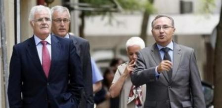 El fiscal superior de Cataluña, José María Romero de Tejada (i), junto a otros jefes fiscales de cataluña a su llegada a la reunión con el fiscal general del Estado, Eduardo Torres-Dulce para abordar, entre otros asuntos, el estudio de posibles actuaciones que pudiera acometer el Ministerio Público ante la convocatoria de una consulta soberanista catalana.