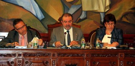 El presidente de la Diputación, Joan Reñé, con dos de los vicepresidentes, durante el Pleno.
