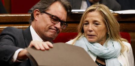 El presidente de la Generalitat, Artur Mas, junto a la vicepresidenta, Joana Ortega, al comienzo en el Parlament del pleno extraordinario que servirá para aprobar la Ley catalana de Consultas