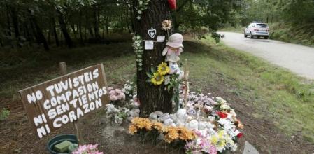 Un altar improvisado en el lugar donde apareció muerta la niña Asunta Basterra, en Teo cerca de Santiago de Compostela