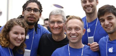 Tim Cook, CEO de Apple, se fotografía con algunos empleados de la Apple Store de Palo Alto, California, el día del lanzamiento al mercado del iPhone 6