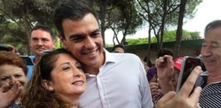 El secretario general del PSOE, PedroSánchez, saluda a militantes y simpatizantes a su llegada a la 25 Fiesta de la Rosa que han celebrado los socialistas catalanes hoy en la Pineda de Gavà (Barcelona).