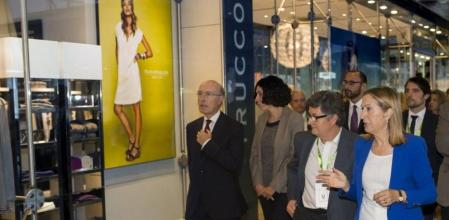 La ministra de Fomento, Ana Pastor, acompañada por el alcalde de El Prat, Luís Tejedor (2d), durante la presentación de la nueva oferta comercial de la Terminal 2 del aeropuerto de El Prat, que casi dobla la oferta hasta ahora existente en esta terminal.