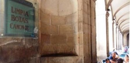 El cartel de la plaza Reial que recuerda la presencia del limpiabotas Fructuós Canonge