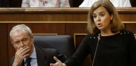El ministro de defensa, Pedro Morenés (i),junto a la vicepresidenta del Gobierno, Soraya Sáenz de Santamaría (d), al inicio de la sesión de control al Ejecutivo que se celebra en el Congreso de los Diputados.