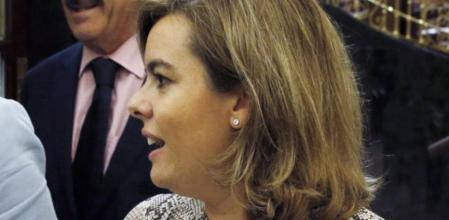 La vicepresidenta del Gobierno, Soraya Sáenz de Santamaría, y la ministra de Empleo y Seguridad Social, Fátima Báñez, durante el pleno que se celebra en el Congreso de los Diputados