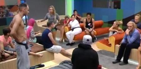 El mexicano Papirrín ha reunido a todos sus compañeros para comunicarles que abandona la casa de 'Gran Hermano'