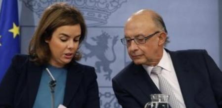 La vicepresidenta del Gobierno, Soraya Sáenz de Santamaría, y el ministro de Hacienda y Administraciones Públicas, Cristóbal Montoro, durante la rueda de prensa ofrecida tras la reunión del Consejo de Ministros.