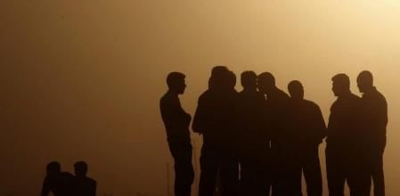 Varios refugiados sirios cruzan la frontera entre Siria y Turquía