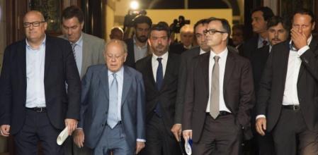 Jordi Pujol abandona el Parlament arropado por los diputados de CiU