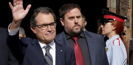 Artur Mas, a su salida del Palau de la Generalitat junto a Oriol Junqueras