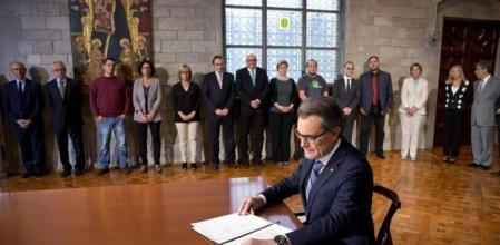 Artur Mas firma el decreto que emplaza a los catalanes a votar el 9 de Noviembre