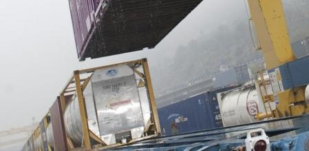 Trenes de Renfe Mercancías cargan en la estación del Morrot del puerto de Barcelona