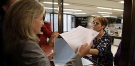 La abogada del Estado Marta Silva (i), ha presentado hoy en el registro del Tribunal Constitucional los recursos de inconstitucionalidad del Gobierno contra la consulta soberanista catalana del 9 de noviembre.