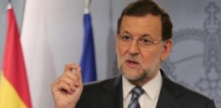 El presidente del Gobierno, Mariano Rajoy, durante su comparecencia hoy ante los medios de comunicación en el Palacio de la Moncloa, tras la reunión del Consejo de Ministros extraordinario que ha formalizado los dos recursos al Tribunal Constitucional contra la ley de consultas catalana y el decreto de convocatoria.