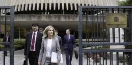 La abogada del Estado Marta Silva (c), a la salida del Tribunal Constitucional tras presentar hoy en su registro los recursos de inconstitucionalidad del Gobierno contra la consulta soberanista catalana del 9 de noviembre.