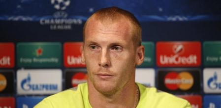 El defensa francés del FC Barcelona, Jeremy Mathieu, ofrece una rueda de prensa en el estadio Parque de los Príncipes de París,
